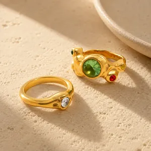 Gros plan de bagues irrégulières plaquées or 18 carats avec cristaux et texture martelée.