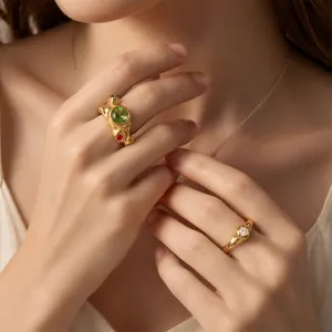 Vue détaillée de bagues martelées plaquées or 18 carats avec des pierres colorées