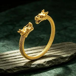Exquisite Nahaufnahme eines goldenen doppelköpfigen Drachen-Armreifs mit gedrehter Textur