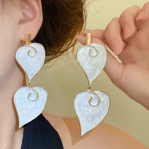 Elegante große vergoldete Herz-Blatt-Ohrhänger mit weißer Emaille-Tropföl-Optik