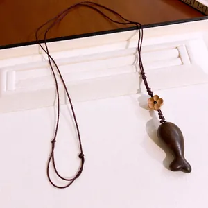 Handgemaakte houten vis hanger ketting met gevlochten koord en bloem