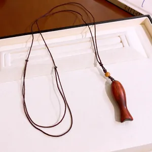 Handgemaakte houten vis hanger ketting met bruin gevlochten koord trui ketting.