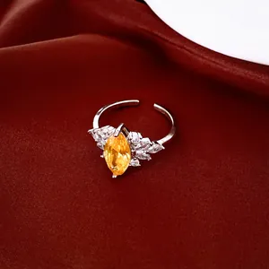 Detailopname van een verstelbare zilveren ring met een gele zirkonia in marquise-slijpvorm.