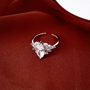 Gedetailleerde close-up van een elegante marquise zirkoon ring met fonkelende zijstenen