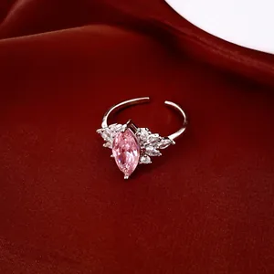 Macrodetail van een elegante zilverkleurige open ring met een roze marquise zirkonia.