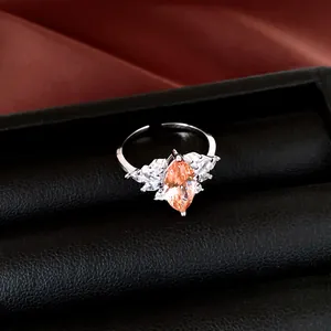 Gedetailleerd zicht op een open ring met oranje marquise geslepen zirkoon in een doosje.