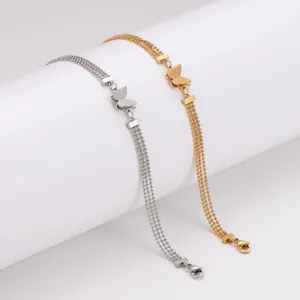 Dettaglio di braccialetti a catena di perle a tre strati con farfalle satinate.
