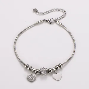 Detailansicht eines Armbands aus Edelstahl mit Schlangenkette und Herzanhängern.
