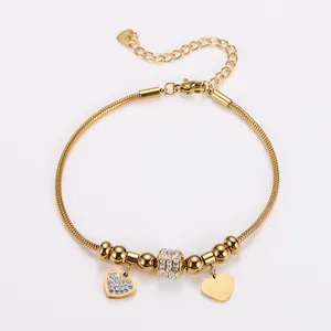 18k vergoldetes Edelstahl-Schlangenarmband mit doppelten Herzanhängern und Strasssteinen