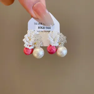 Nahaufnahme von rosa und weißen Perlenohrringen mit Perlen und S925 Silbersteckern