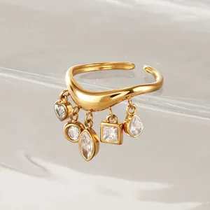 Detailaufnahme des vergoldeten Wellenrings aus Edelstahl mit Zirkonia-Anhängern.