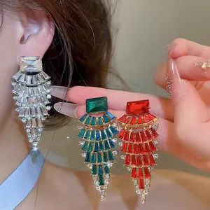 Grandi orecchini a lampadario a ventaglio con strass colorati in argento, verde e rosso.