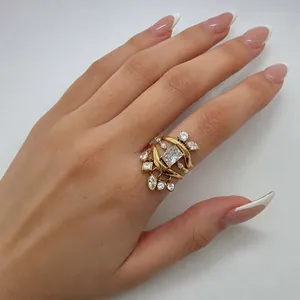 Detailansicht eines goldenen Edelstahlrings mit funkelnden Zirkonia-Anhängern.