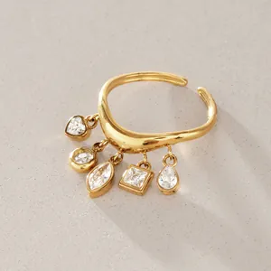 Goldener Edelstahl-Wellenring mit funkelnden Zirkonia-Anhängern - Detailansicht