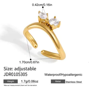 Detail eines verstellbaren Edelstahlrings mit zwei funkelnden Zirkonia im Wellendesign
