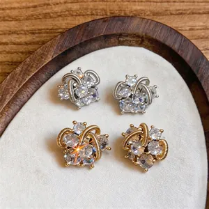 Élégantes boucles d'oreilles géométriques de style français avec zircons cubiques