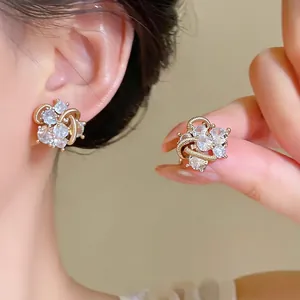Boucles d'oreilles géométriques en zircon de style français et finition dorée luxe