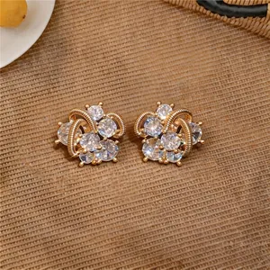Boucles d'oreilles géométriques en zircon de style français avec accents sophistiqués en fil d'or.