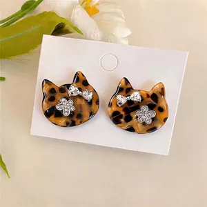 Schattige katten oorknopjes met luipaardprint en sprankelende strass bloem en strik