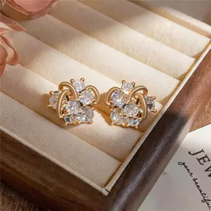 Nahaufnahme eleganter französischer Zirkonia-Ohrstecker in einer Holzschatulle