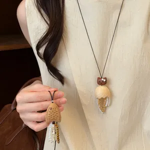 Collier Bohème en Cordon de Cuir avec Pendentif Poisson en Bois Fait Main et Pompon Chaîne Pull Longue Style Ethnique Bijoux
