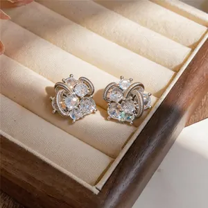 Detailansicht eleganter Zirkonia-Cluster-Ohrringe mit silberfarbenen Spiraldetails.