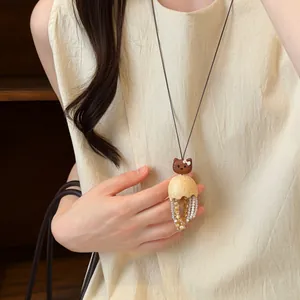 Collier pendentif chat en bois fait main avec chaîne de pull à pompons perlés
