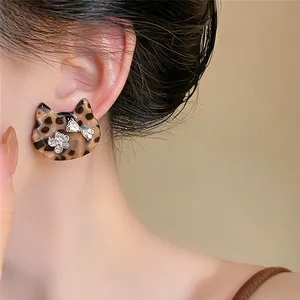 Nahaufnahme eines Katzensteckers mit Leopardenmuster und Strass am Ohr des Models