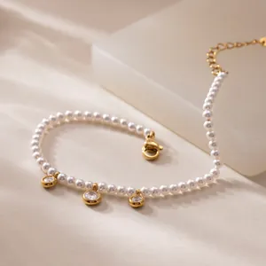 Détail d'un bracelet de perles vintage plaqué or 18 carats avec pendentifs CZ