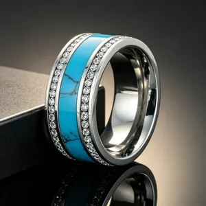 Nahaufnahme eines 10 mm breiten Edelstahlrings mit Türkiseinlage und Strasssteinen