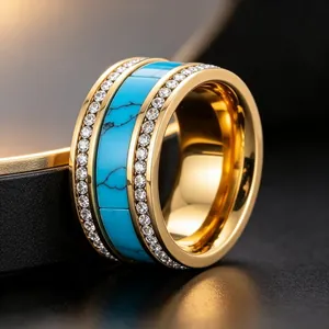 Makroansicht eines 10 mm breiten Edelstahlrings mit Türkisimitat und Kristallpavé