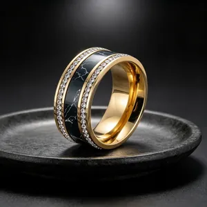Nahaufnahme eines 10mm Goldrings aus Edelstahl mit Marmor-Inlay und Doppelreihe Zirkonia