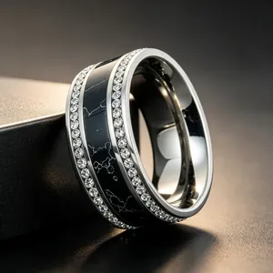 Detailansicht eines 10 mm breiten Edelstahlrings mit schwarzer Marmoreinlage und Strass.