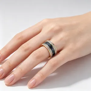 Nahaufnahme eines 10 mm breiten Edelstahlrings mit edler schwarzer Marmoreinlage und Steinen