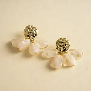 Detailansicht der Vintage-Ohrringe aus Gold mit cremefarbenen Harztropfen.