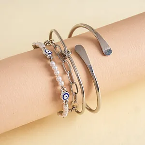Primo piano di set da 4 gioielli con perle, ciondolo malocchio e bracciali vari