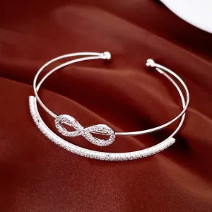 Detail eines eleganten zweilagigen Silberarmbands mit Unendlichkeitssymbol aus Zirkonia.