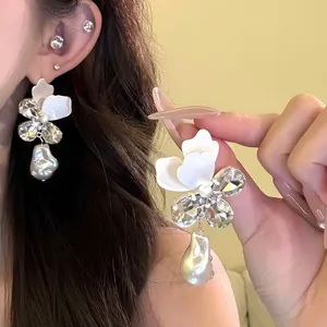 Eleganti Orecchini a Bottone con Fiori Bianchi Francesi Con Perno in Argento Strass Intarsiato Barocco Orecchini Pendenti con Perle Artificiali Gioielli