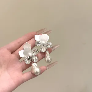 Elegante Franse witte bloemenoorbellen met glanzende strass-steentjes en druppelparels