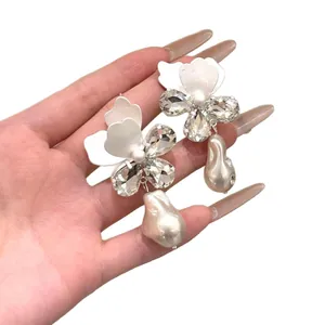 Eleganti orecchini a fiore bianco stile francese con strass e perle a goccia.