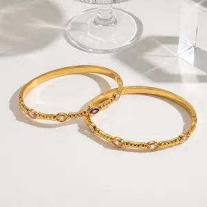 Nahaufnahme von luxuriösen 18k vergoldeten Edelstahl-Armreifen mit Markise-Zirkonia
