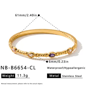 Detailansicht des goldenen Edelstahl-Armreifs mit bunten Zirkon-Einlagen und Maßen