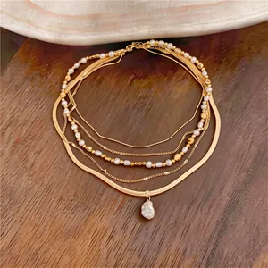 Elegante collana d'oro multistrato vintage francese con perle bianche e ciondolo barocco