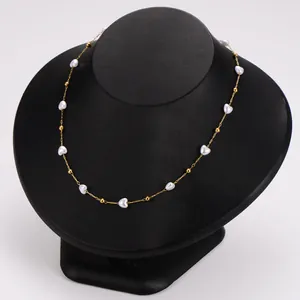 Detailaufnahme einer französischen Herzperlenkette auf einer schwarzen Schmuckbüste