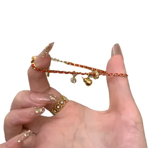 Bracelet en zircon plaqué or 24 carats avec cordon rouge et breloques élégantes