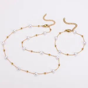 Detailansicht der eleganten 18k vergoldeten Herzperlen-Halskette und Armband-Set