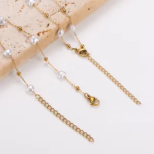 Nahaufnahme einer goldenen Edelstahlkette mit Herzperlen und sicherem Karabiner.