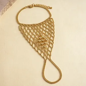 Detailansicht der goldenen hohlen Handkette im Spinnennetz-Stil mit Ring