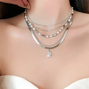 Detailansicht der mehrlagigen Retro-Halskette mit Barockperle und silberner Schlangenkette