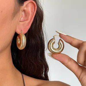 Europäische Amerikanische Metall Gerippte Textur Geometrische Creolen Für Damen Minimalist Kupfer Gold Ohrclip Modeschmuck